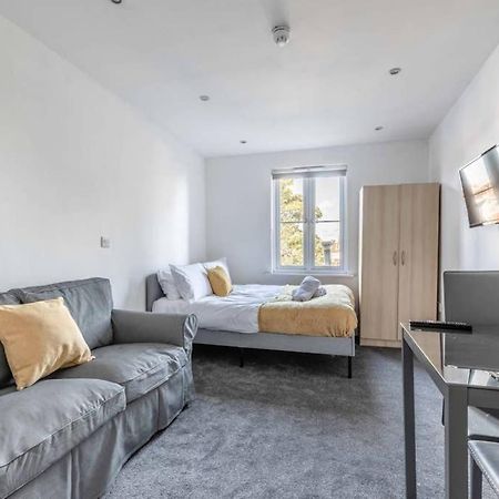 Modern Apartment On Egham High St And Close To Royal Holloway Εξωτερικό φωτογραφία