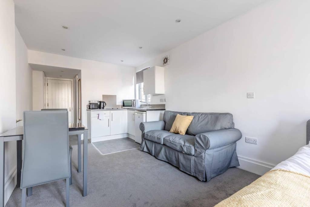 Modern Apartment On Egham High St And Close To Royal Holloway Εξωτερικό φωτογραφία
