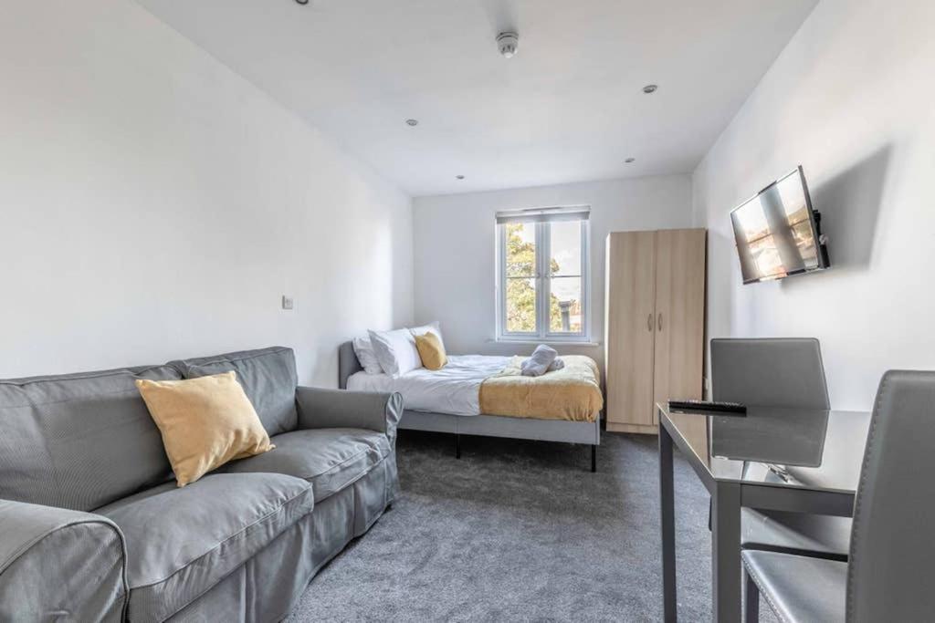 Modern Apartment On Egham High St And Close To Royal Holloway Εξωτερικό φωτογραφία