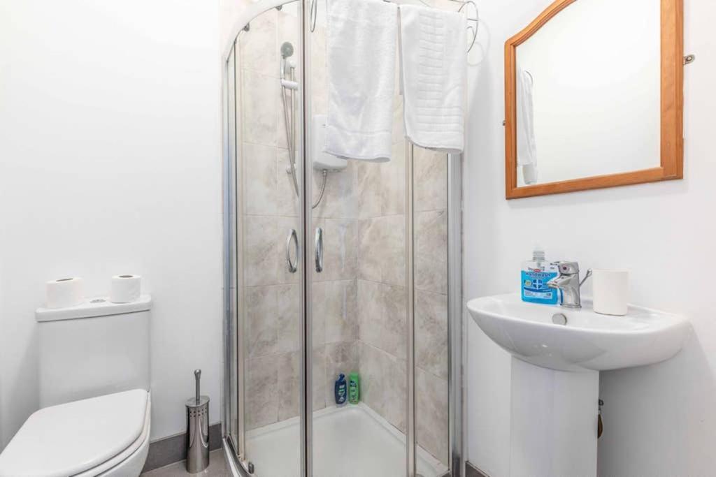 Modern Apartment On Egham High St And Close To Royal Holloway Εξωτερικό φωτογραφία
