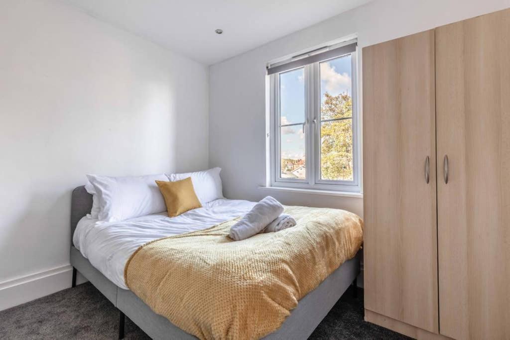 Modern Apartment On Egham High St And Close To Royal Holloway Εξωτερικό φωτογραφία