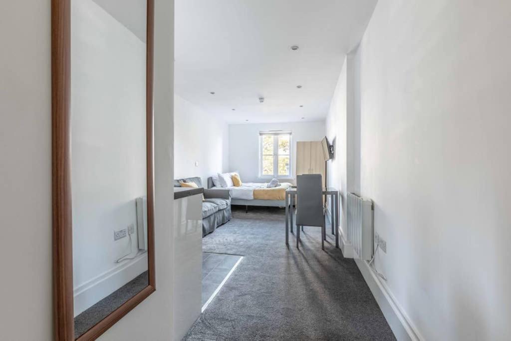 Modern Apartment On Egham High St And Close To Royal Holloway Εξωτερικό φωτογραφία