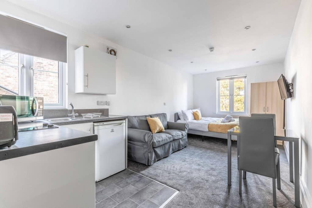 Modern Apartment On Egham High St And Close To Royal Holloway Εξωτερικό φωτογραφία